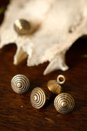 Botón de bronce del siglo XV con borde, juego de cinco piezas