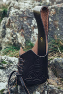 Drikkehornsholder Triquetra, mørkebrun