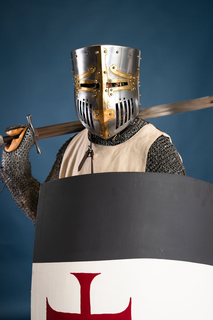Mandhelm: vroege grote helm uit 12e-13e eeuw