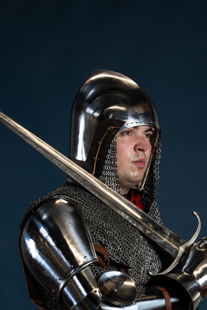 Spaulders: metalen schouderbescherming in middeleeuws harnas