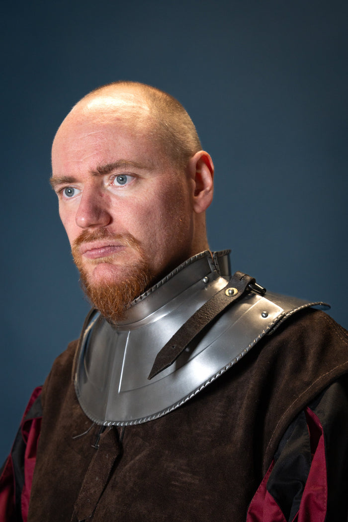 Gorget: metalen kraag voor nek en bovenborst