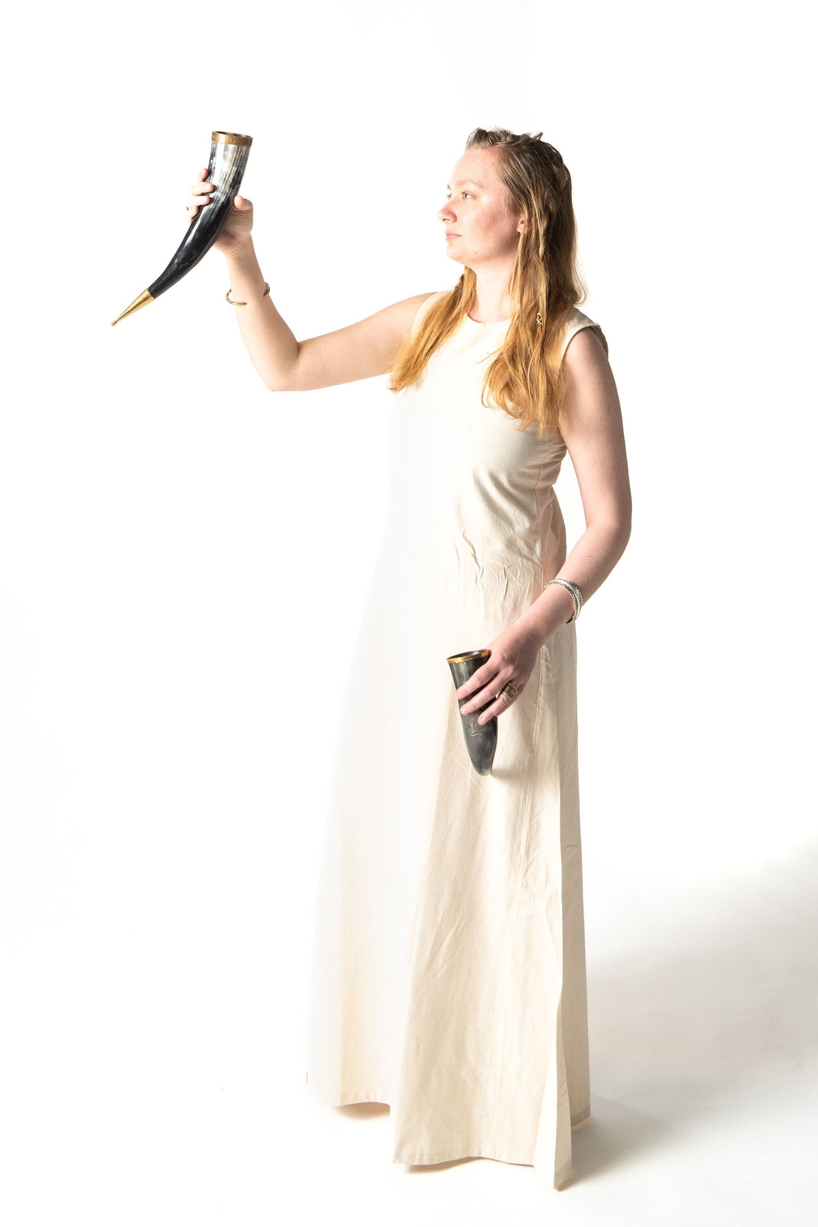 Viking volva brengt een offer in een hoorn