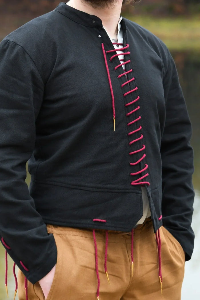 Middeleeuwse doublet met aglets