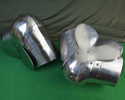 Middeleeuws beenpantser: poleyns, cuisses, sabatons