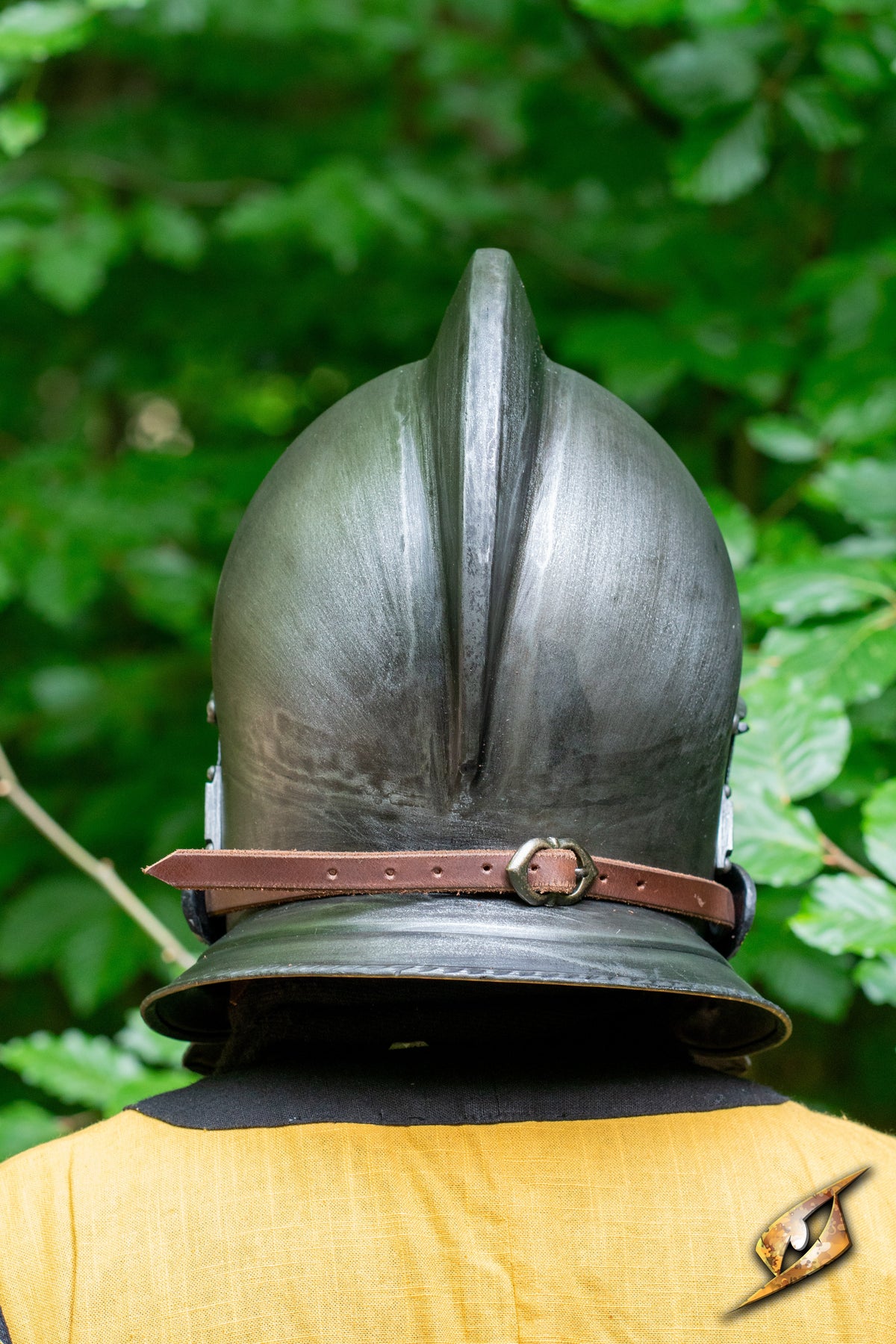 Gesloten burgonet, 16e eeuw, zwart, 1 mm