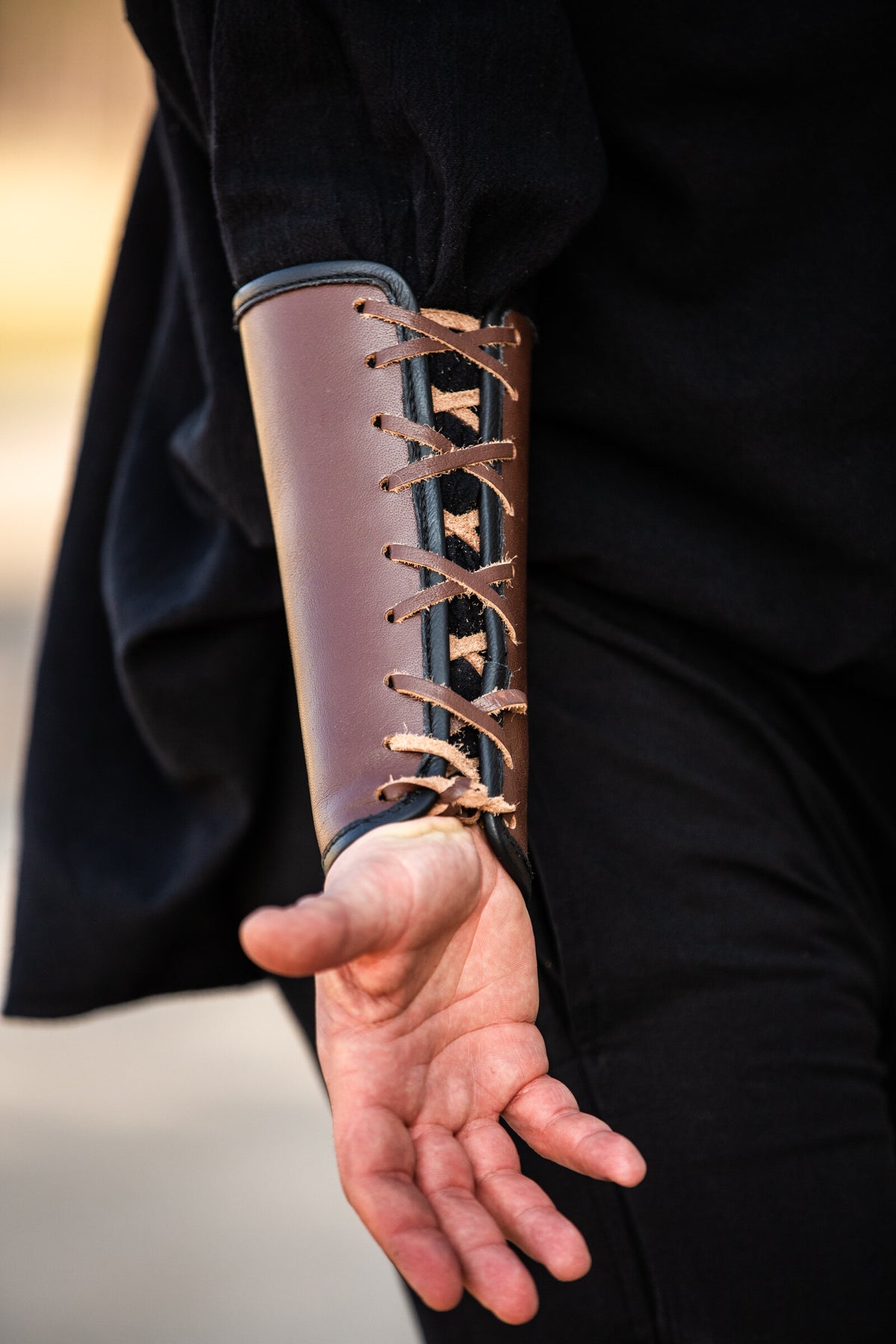 Vegvisir läderbracers, underarmsskydd, bruna