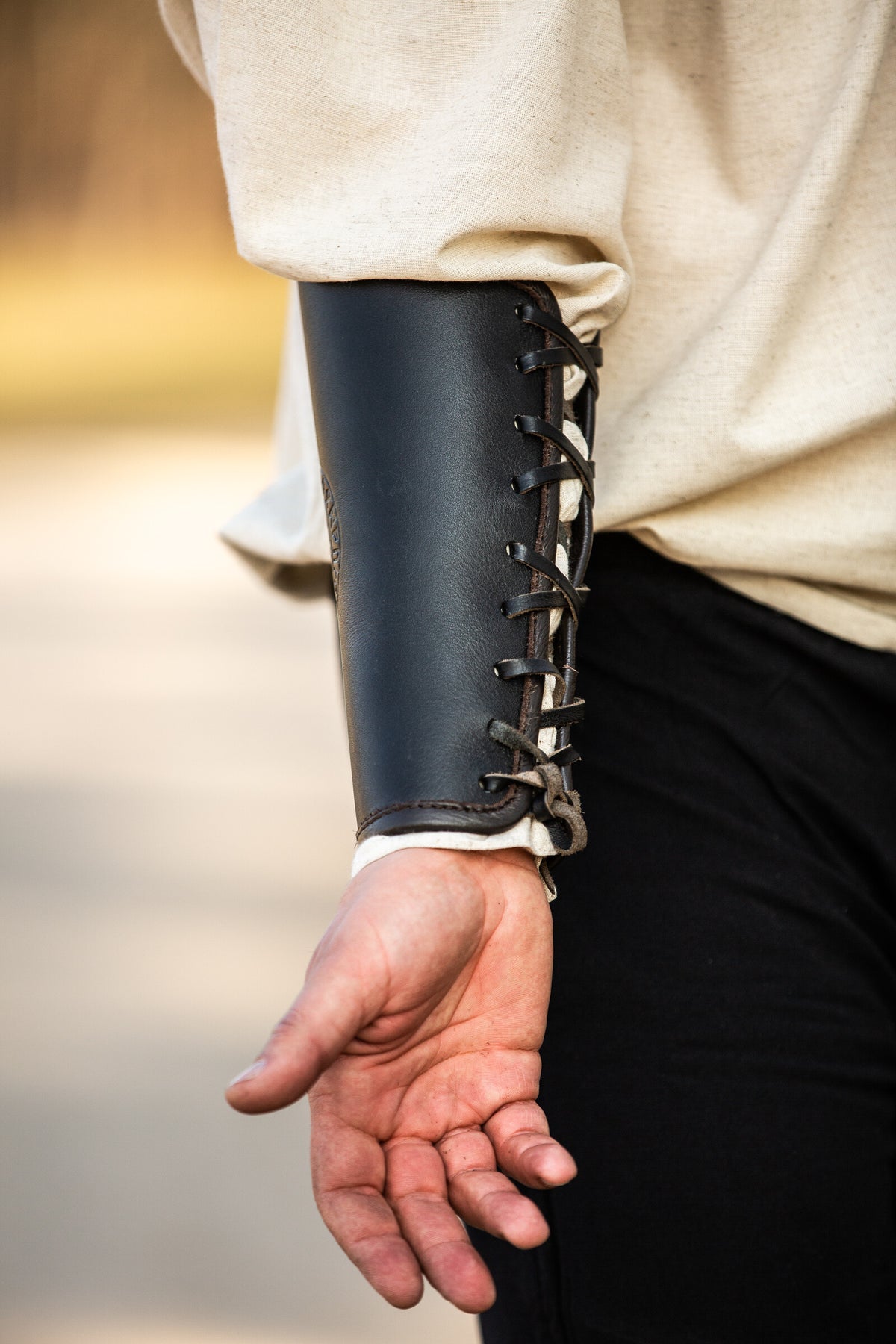 Vegvisir Lederarmschienen Unterarmschutz, schwarz