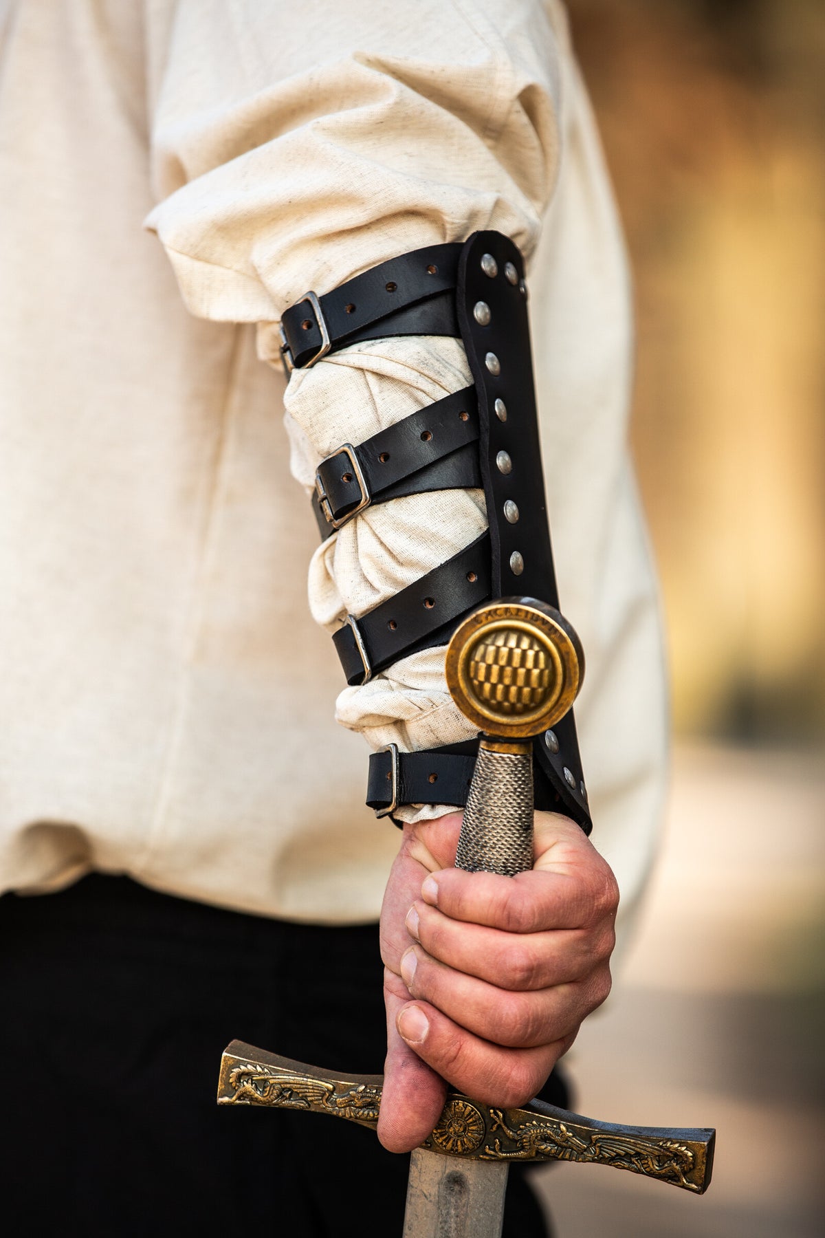 Marius läderbracers, underarmsskydd, svarta