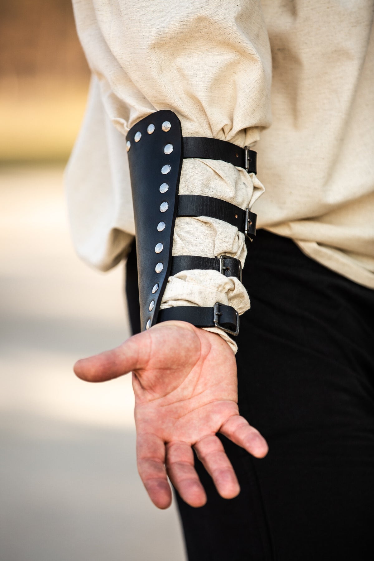 Marius läderbracers, underarmsskydd, svarta