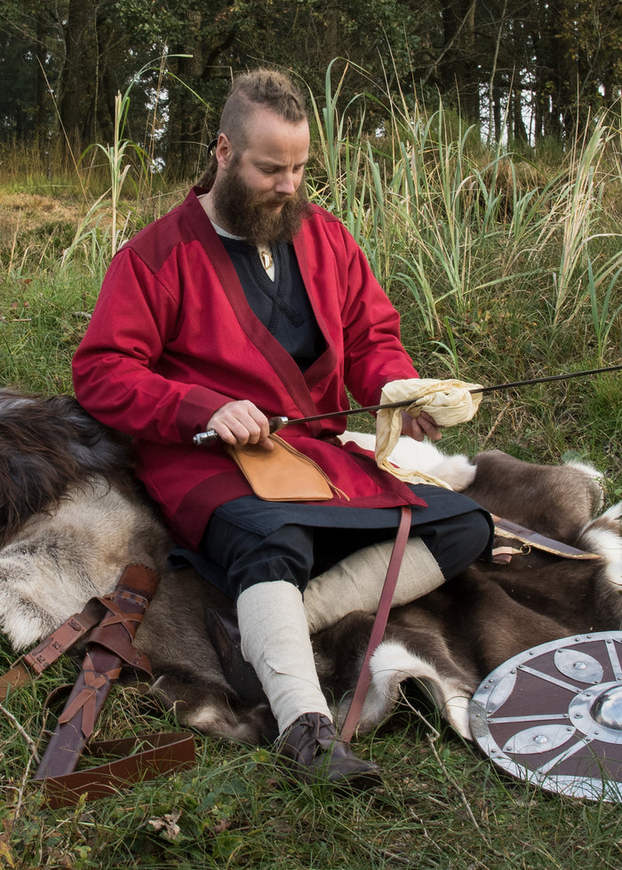 Wczesnośredniowieczny kaftan Njord, czerwony