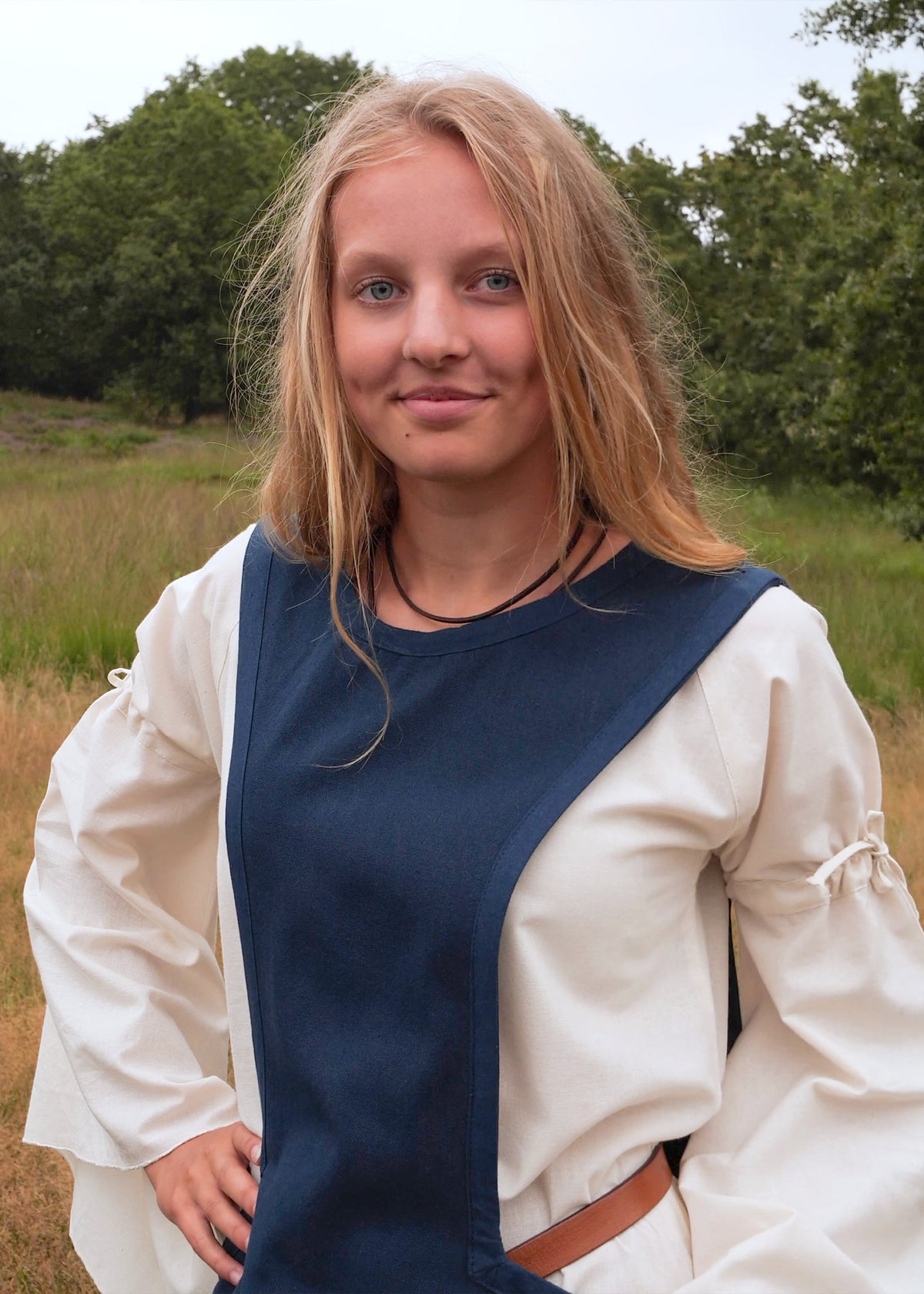 Średniowieczna surcotte Isabeau, niebieska