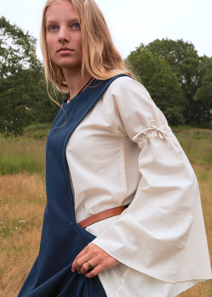 Średniowieczna surcotte Isabeau, niebieska