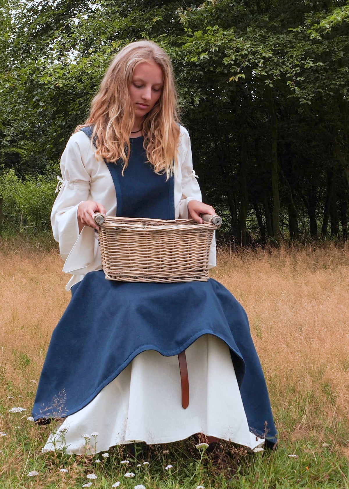 Średniowieczna surcotte Isabeau, niebieska