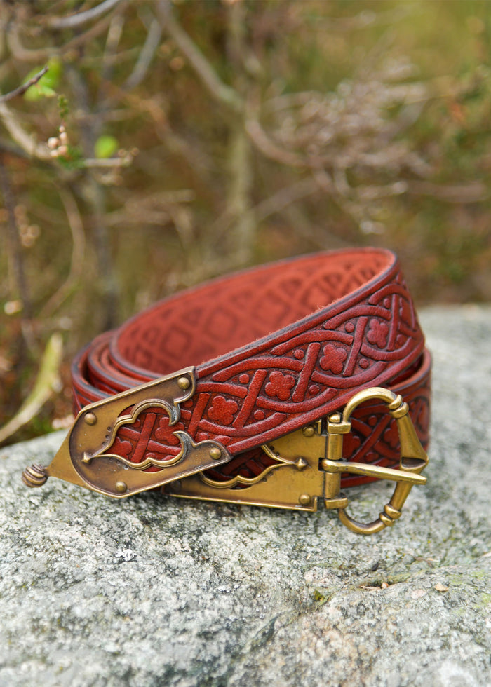 Middeleeuwse riem met vierpas motief, 13e-15e eeuw, rood