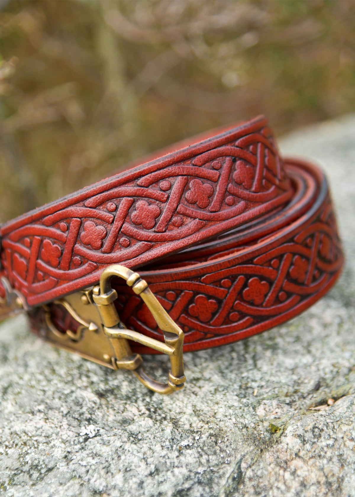 Middeleeuwse riem met vierpas motief, 13e-15e eeuw, rood