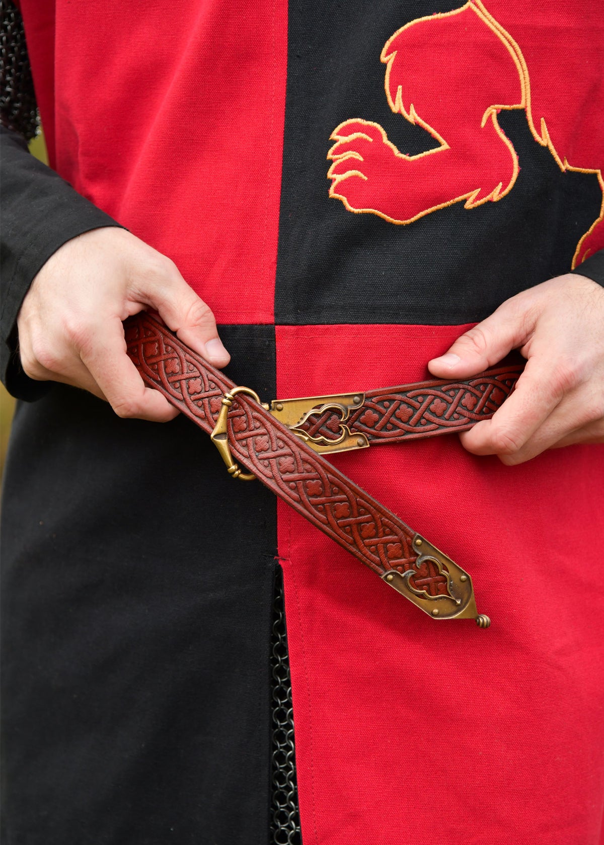 Middeleeuwse riem met vierpas motief, 13e-15e eeuw, rood