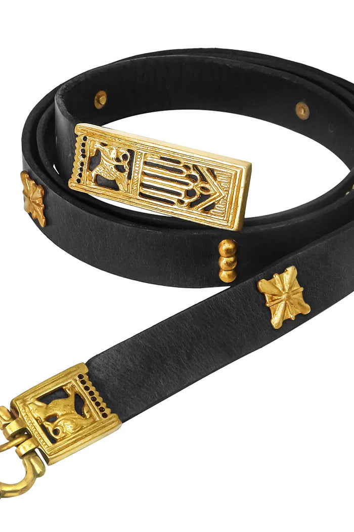 Gotische leren riem met sierlijk messing beslag, zwart