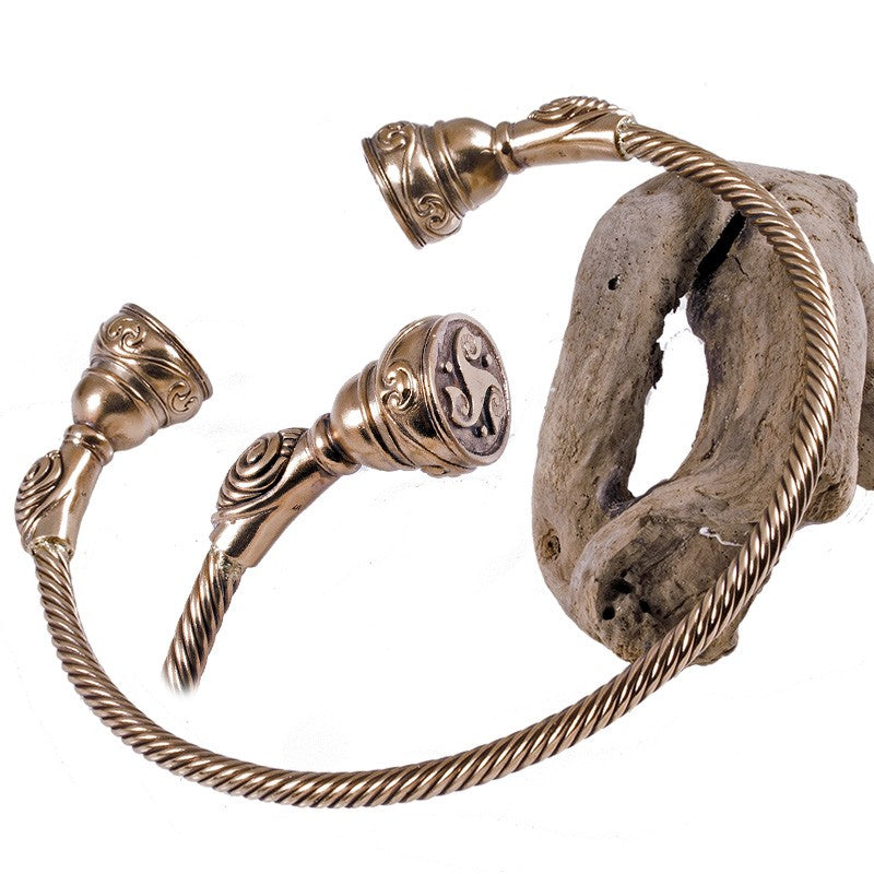 Torque with hollow heads, bronze