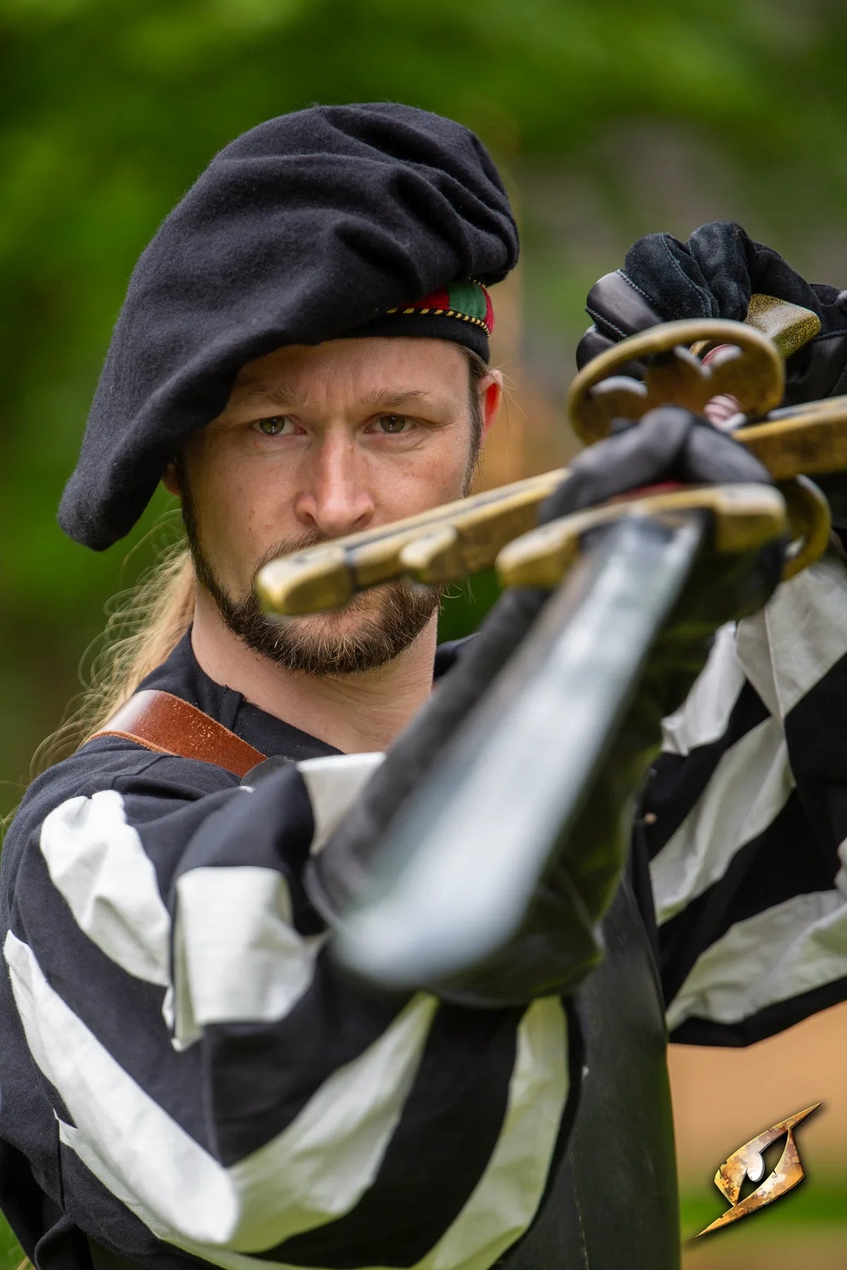 Renaissance baret, wolmix, rood-groen-zwart