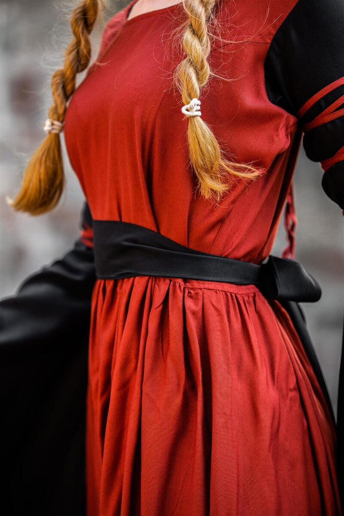 Bliaut Dorell, rood-zwart