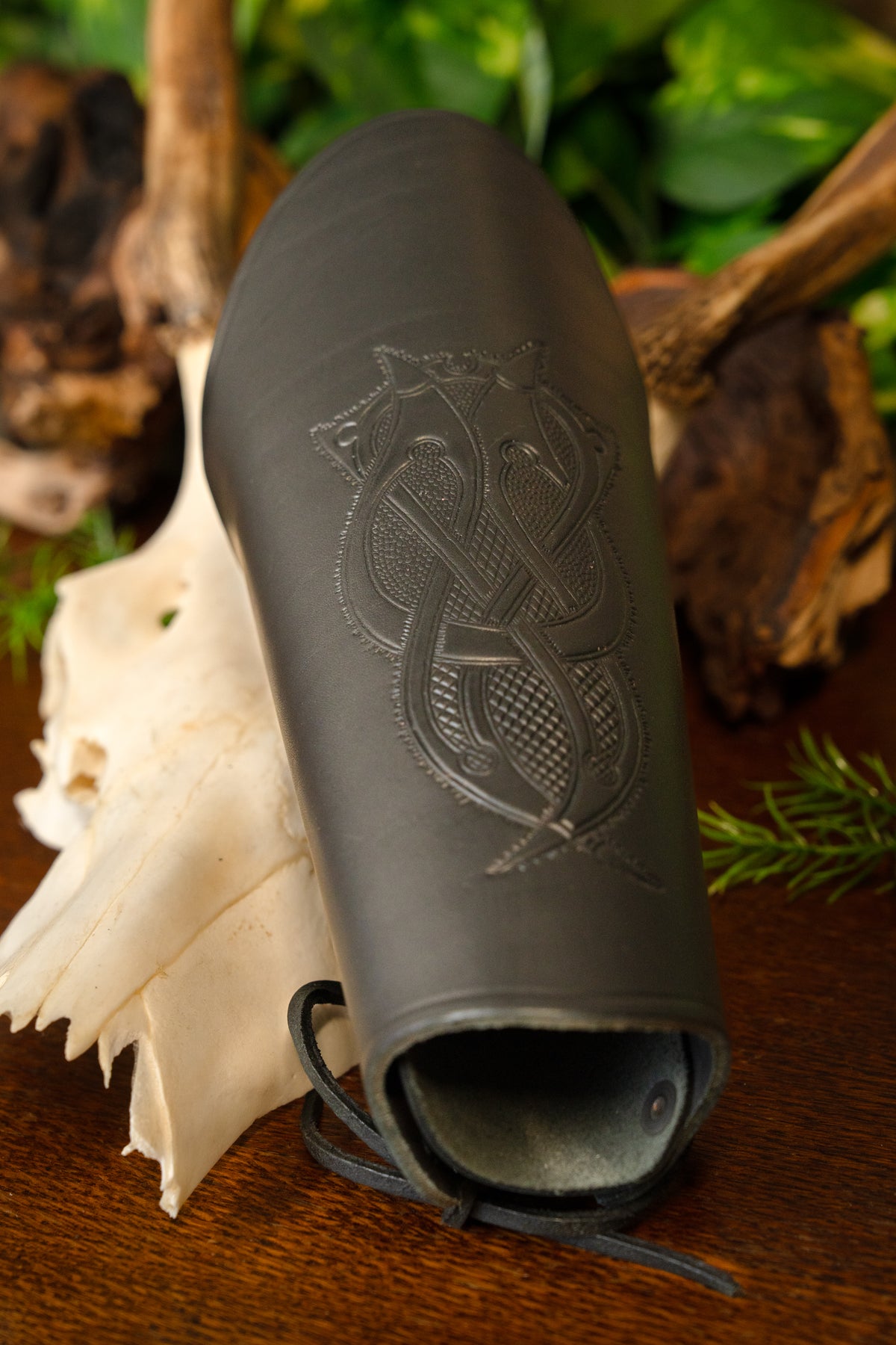 Skórzany ochraniacz przedramienia (bracer) z motywem wikińskim, rozmiar L, czarny