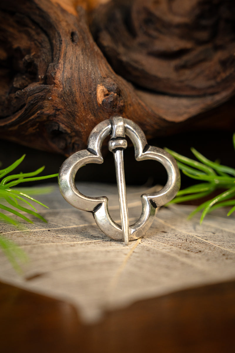 Średniowieczna brosza czterolistna, posrebrzany brąz