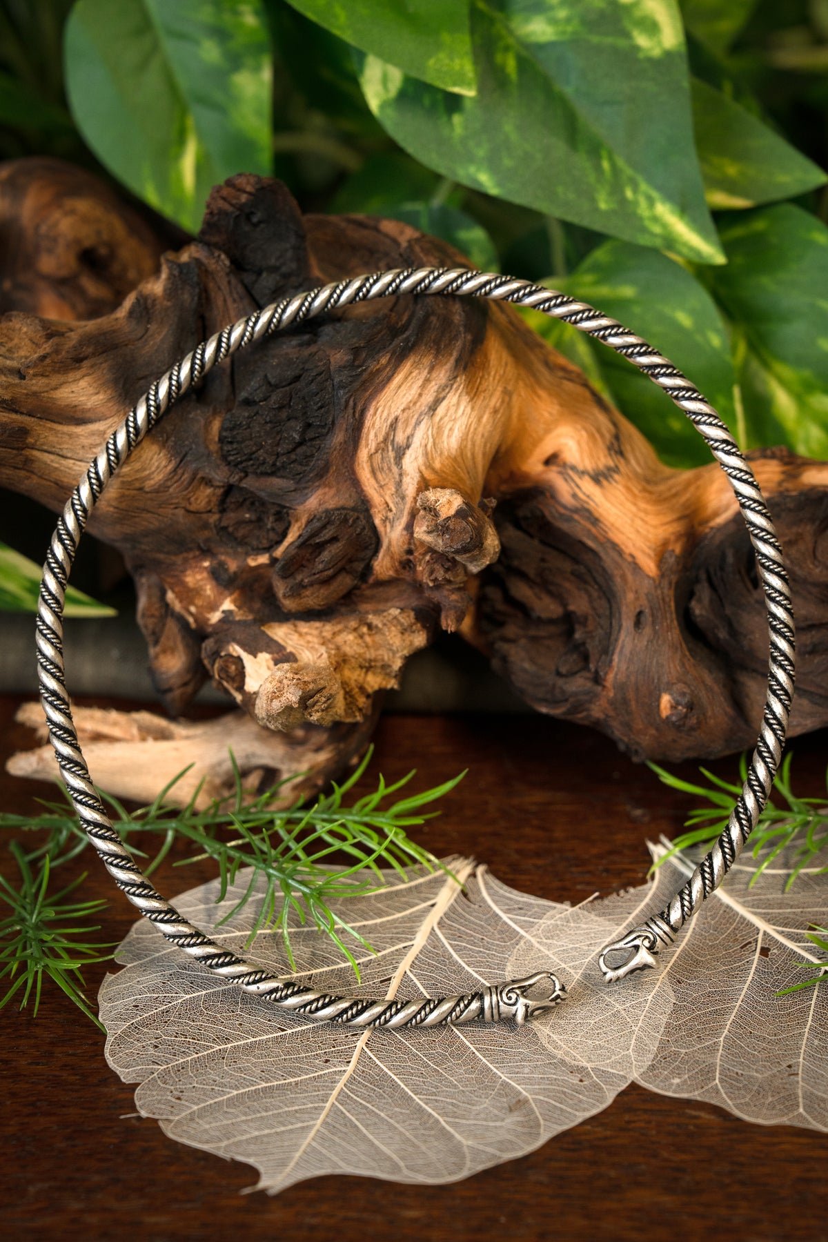 Wikiński torque z głowami wilków, posrebrzany brąz