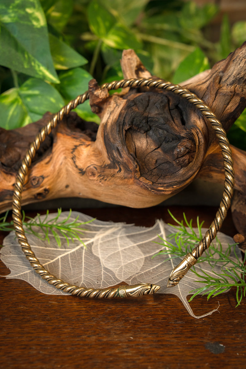 Vikingetorques med ravnehoveder, bronze