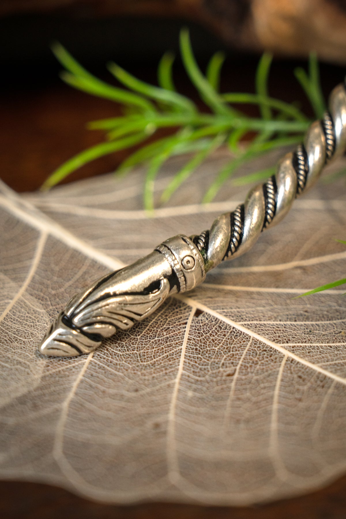 Torque vichingo con teste di corvo, bronzo argentato