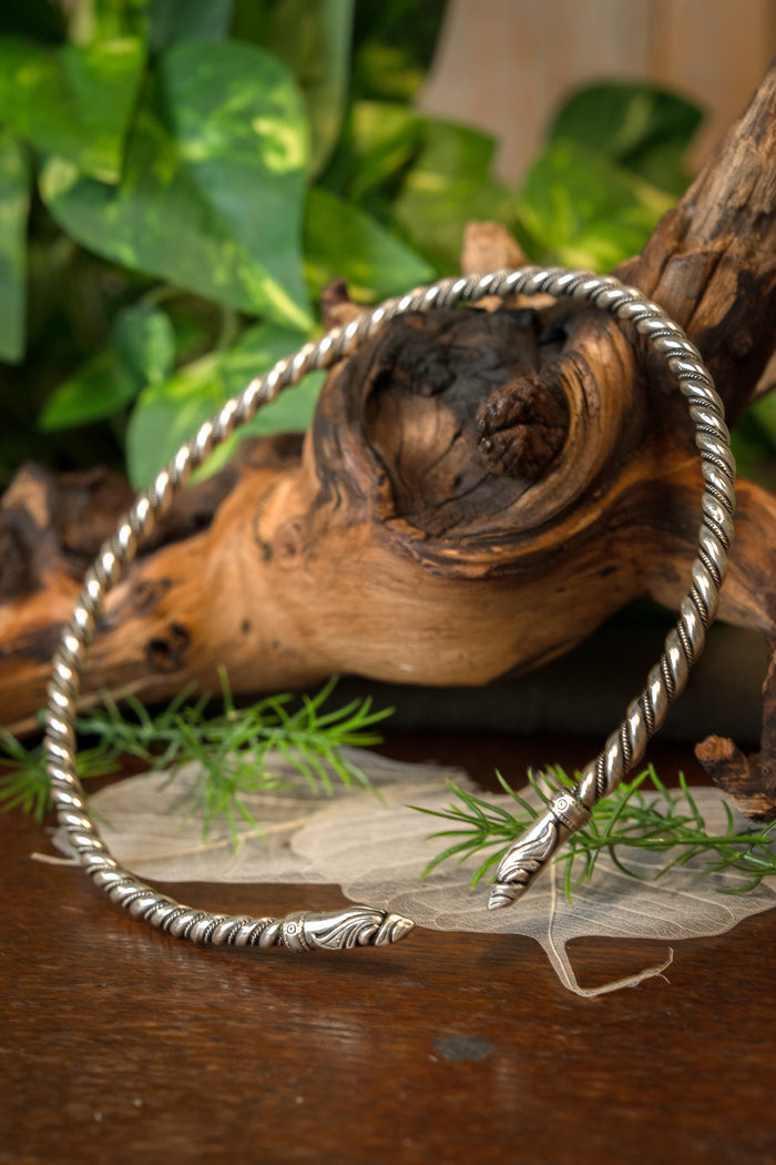 Viking torque met raven koppen, verzilverd brons