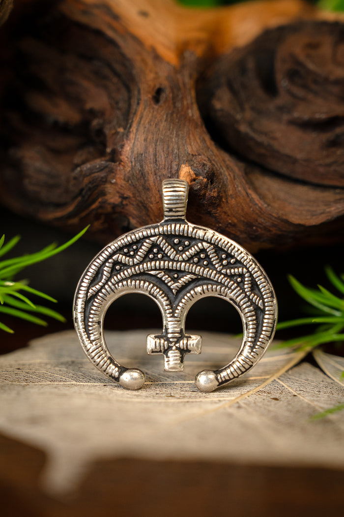 Amulet lunula z krzyżem, posrebrzany brąz