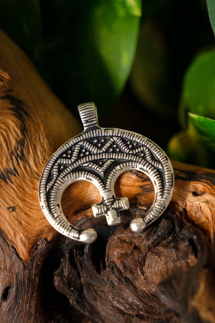 Amulet lunula z krzyżem, posrebrzany brąz