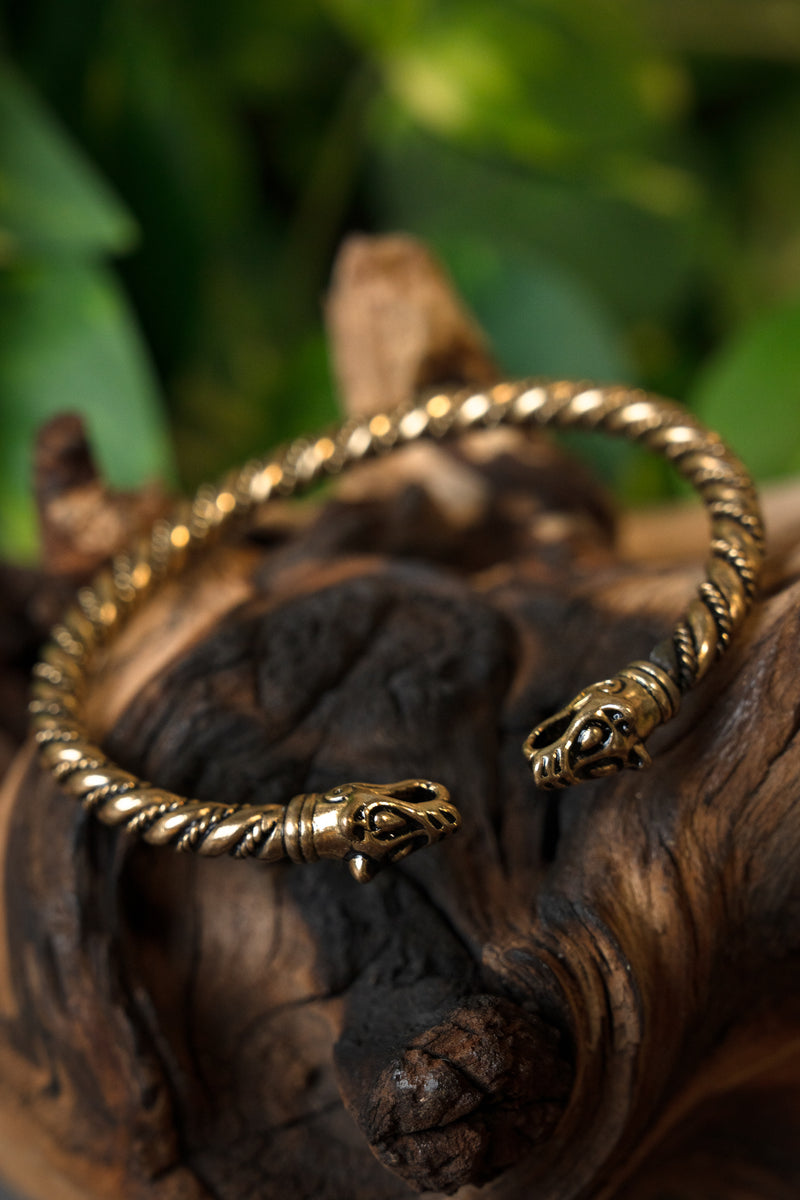 Brazalete vikingo con cabezas de lobo, bronce