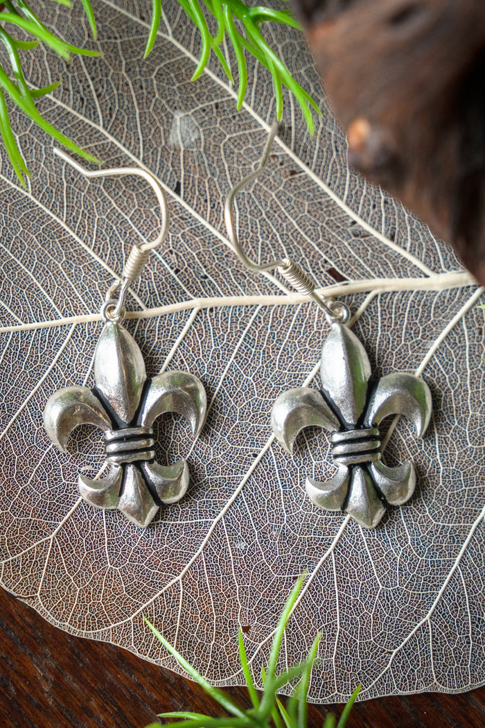 Ohrringe Fleur de Lys, versilberte Bronze