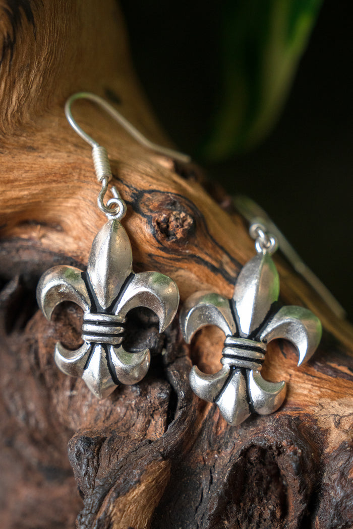 Øreringe fleur-de-lys, forsølvet bronze