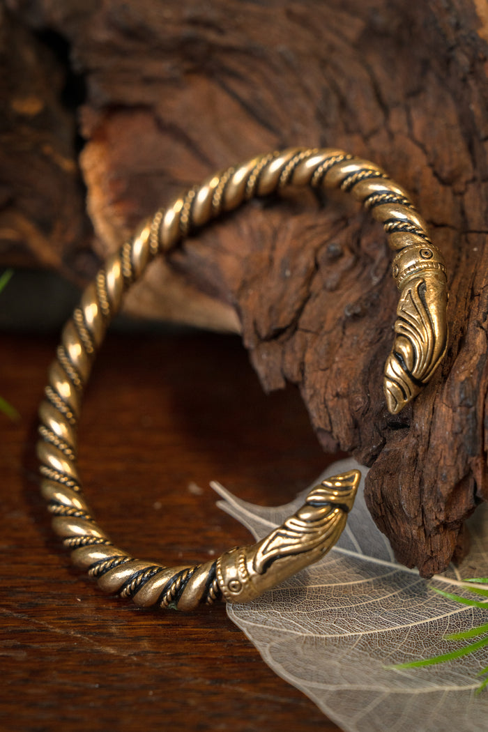 Vikingearmbånd med ravn, bronze
