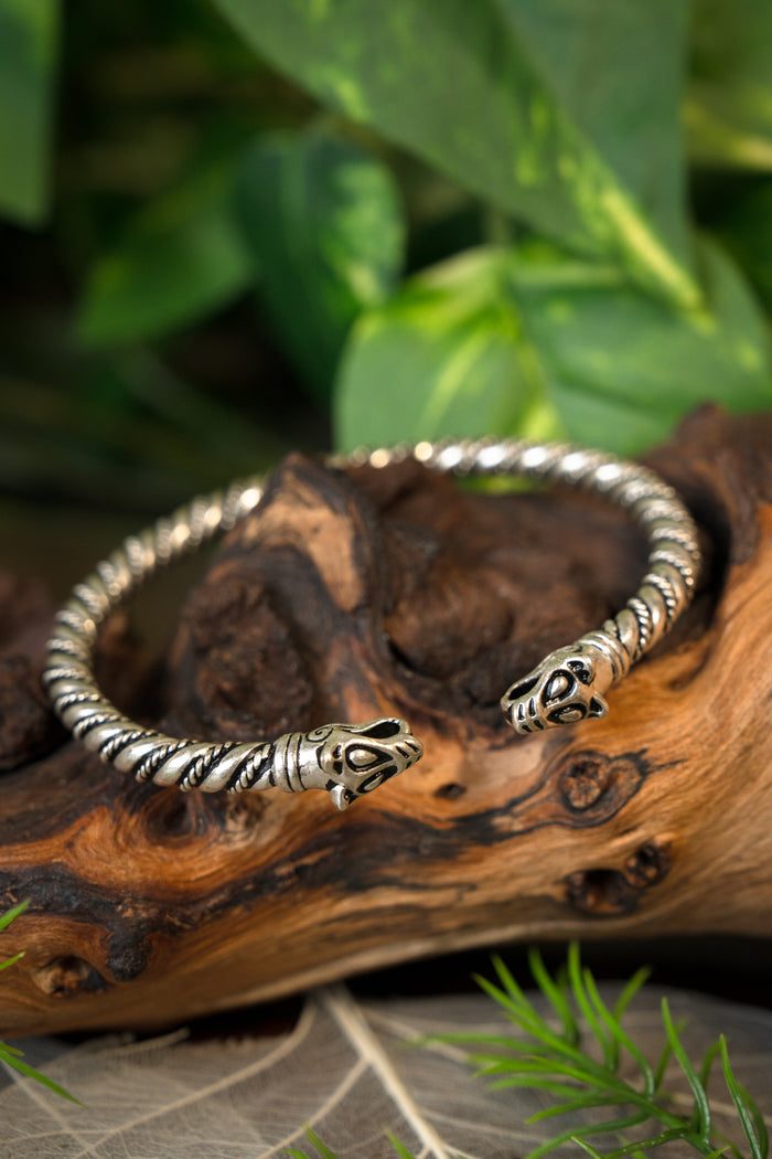 Vikingearmbånd med ulvehoveder, forsølvet bronze