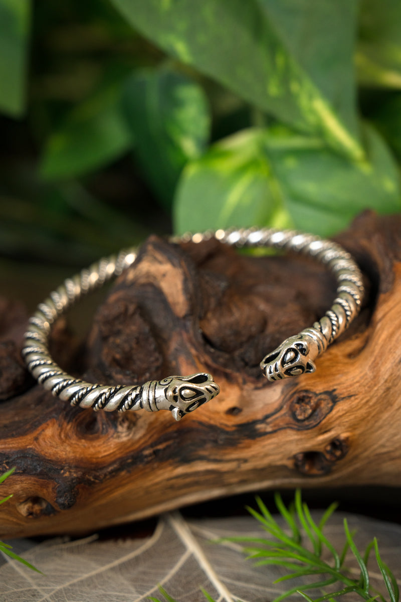 Vikingaarmband med varghuvuden, försilvrad brons