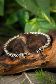 Vikingarmband met wolvenkoppen, verzilverd brons