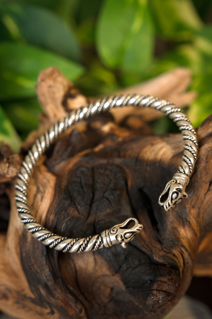 Vikingarmband met wolvenkoppen, verzilverd brons
