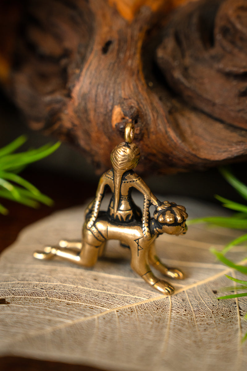 Średniowieczny wisiorek Arystoteles i Phyllis, brąz