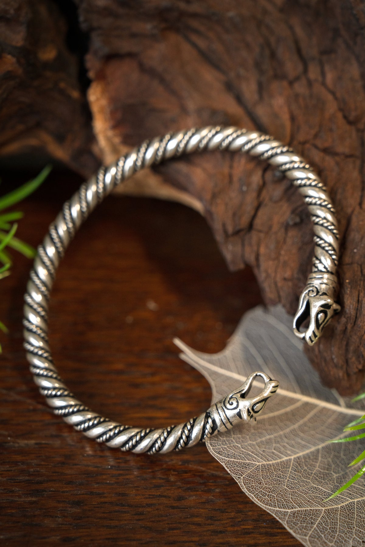 Vikingarmband met wolvenkoppen, verzilverd brons