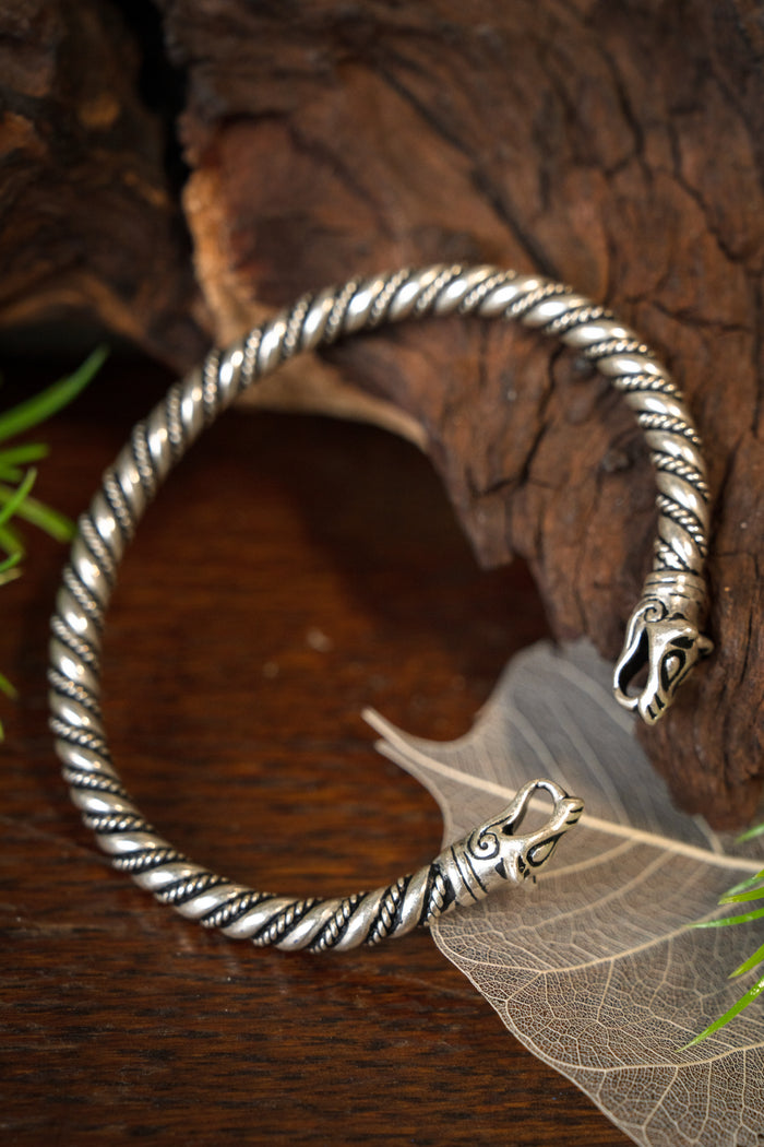 Vikingarmband met wolvenkoppen, verzilverd brons