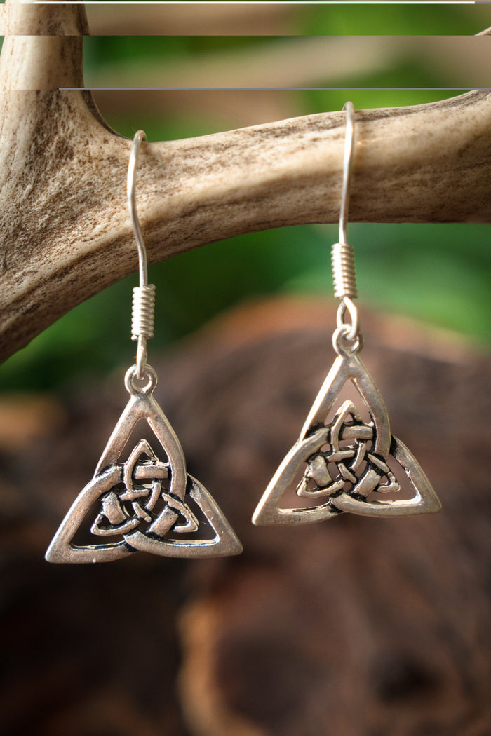 Keltiska örhängen triquetra, försilvrad brons