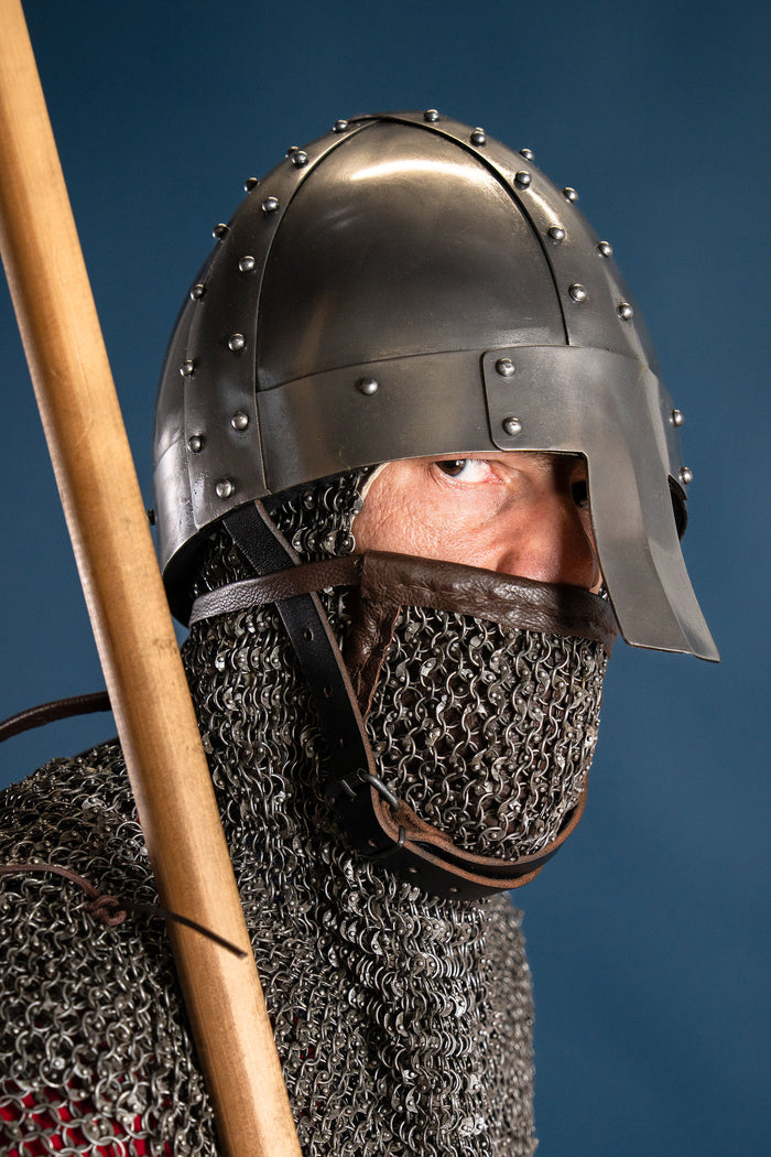 Maliënhætte med firkantet ventail, runde ringe – runde nitter, 8 mm