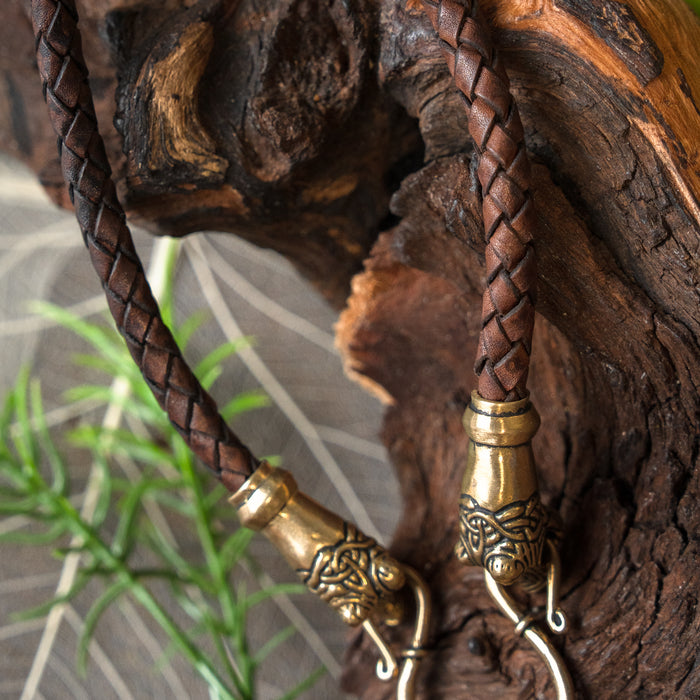 Collar vikingo Oseberg, cuero marrón