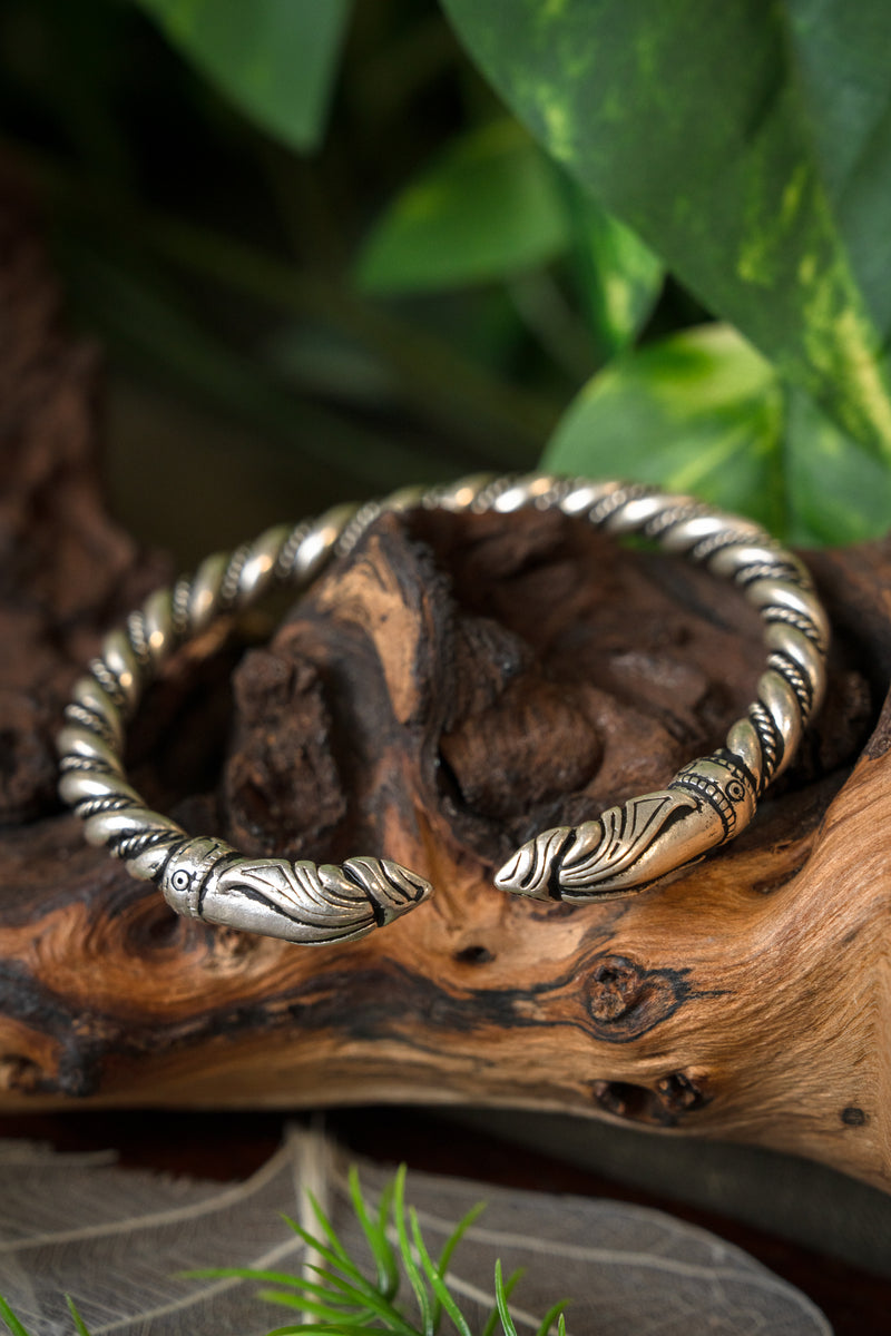 Vikingaarmband med korpar, försilvrad brons