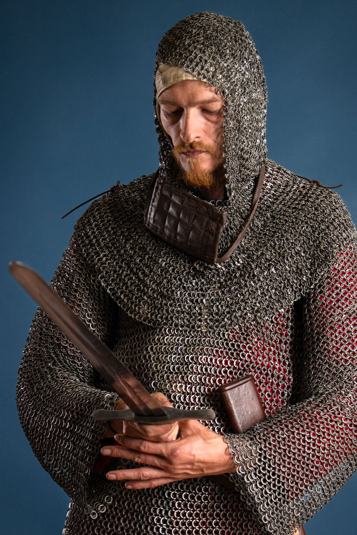 Maliënhætte med firkantet ventail, runde ringe – runde nitter, 8 mm