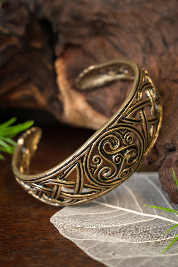 Keltiskt armband med trisquelion, brons