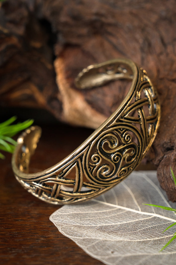 Keltiskt armband med trisquelion, brons